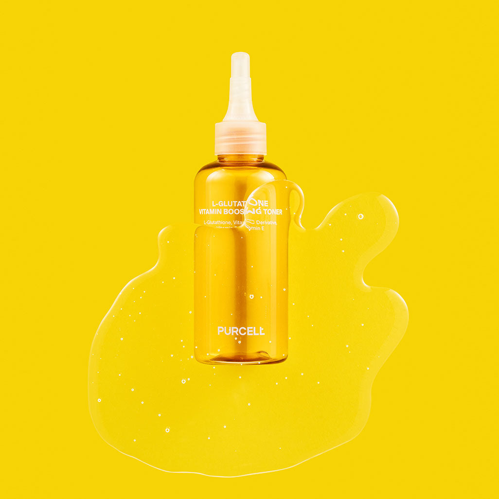 PURCELL L-Glutathione Vitamin Boosting Toner 150mL PURCELL, flacon ambre sur fond jaune, gouttes de toner, visuel cosmétique.