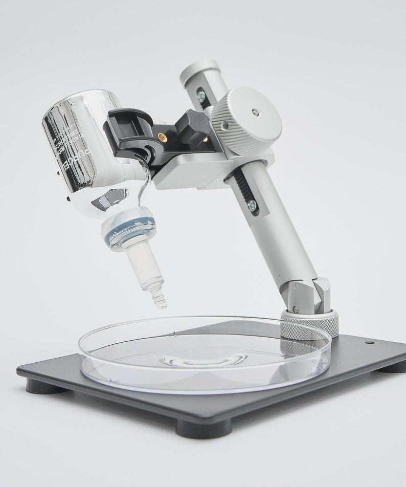 PURCELL Pixcell Biom PixelBiome™ 2 billion/mL 30ml, flacon de marque PURCELL sur support, microscope en arrière-plan.
