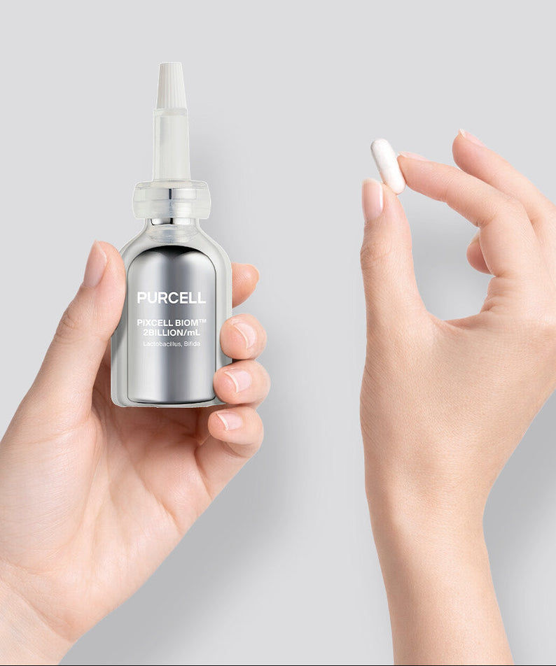 PURCELL Pixcell Biom PixelBiome™ 2 billion/mL 30ml, flacon tenu en main et application sur doigt, fond clair, marque PURCELL
