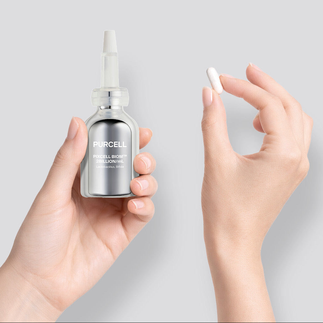 PURCELL Pixcell Biom PixelBiome™ 2 billion/mL 30ml, flacon tenu en main et application sur doigt, fond clair, marque PURCELL