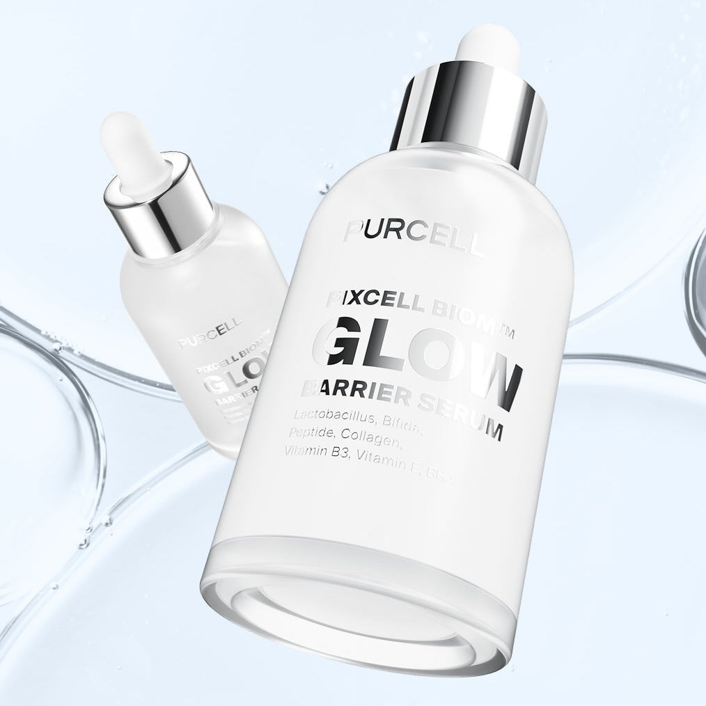 PURCELL PixelBiome™ Glow Barrier Serum 50mL, marque PURCELL, flacon sérum sur fond bleu avec gouttes d’eau