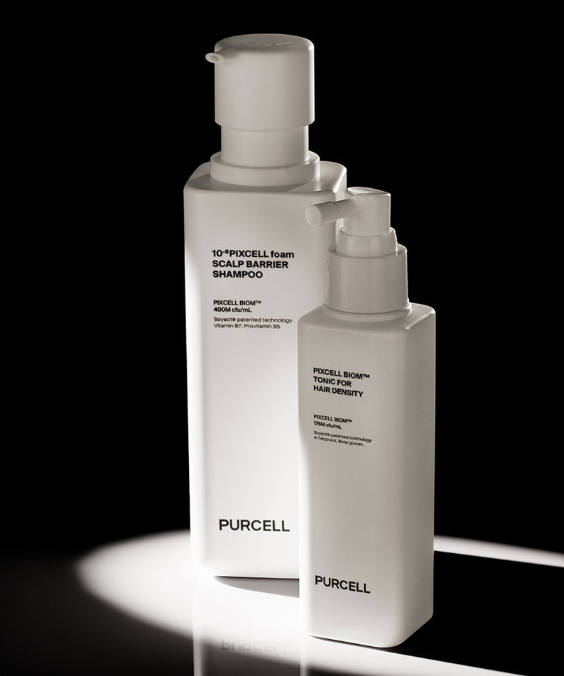 PURCELL PixelBiome™ Hair Set (Shampoo + Scalp Tonic) sur fond noir, produits PURCELL en flacons blancs et pompe