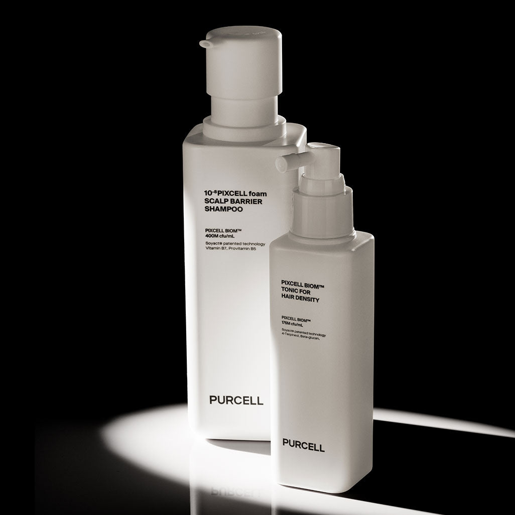 PURCELL PixelBiome™ Hair Set (Shampoo + Scalp Tonic) sur fond noir, produits PURCELL en flacons blancs et pompe