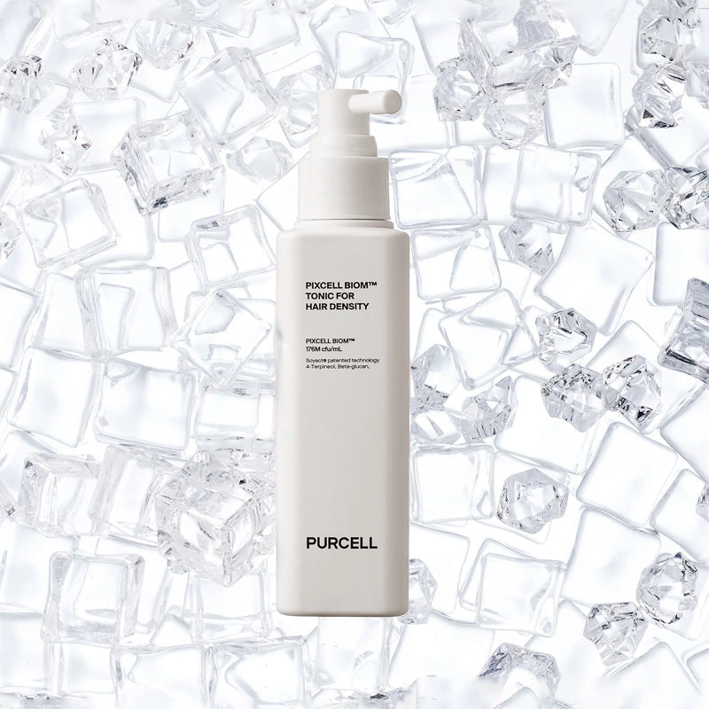 PURCELL PixelBiome™ Hair Set (Shampoo + Scalp Tonic) de PURCELL, flacon sur fond blanc texturé de glace