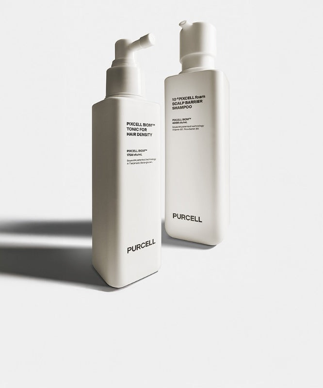 Décris l'image en français : PURCELL PixelBiome™ Hair Set (Shampoo + Scalp Tonic) PURCELL, flacons blancs sur fond clair.