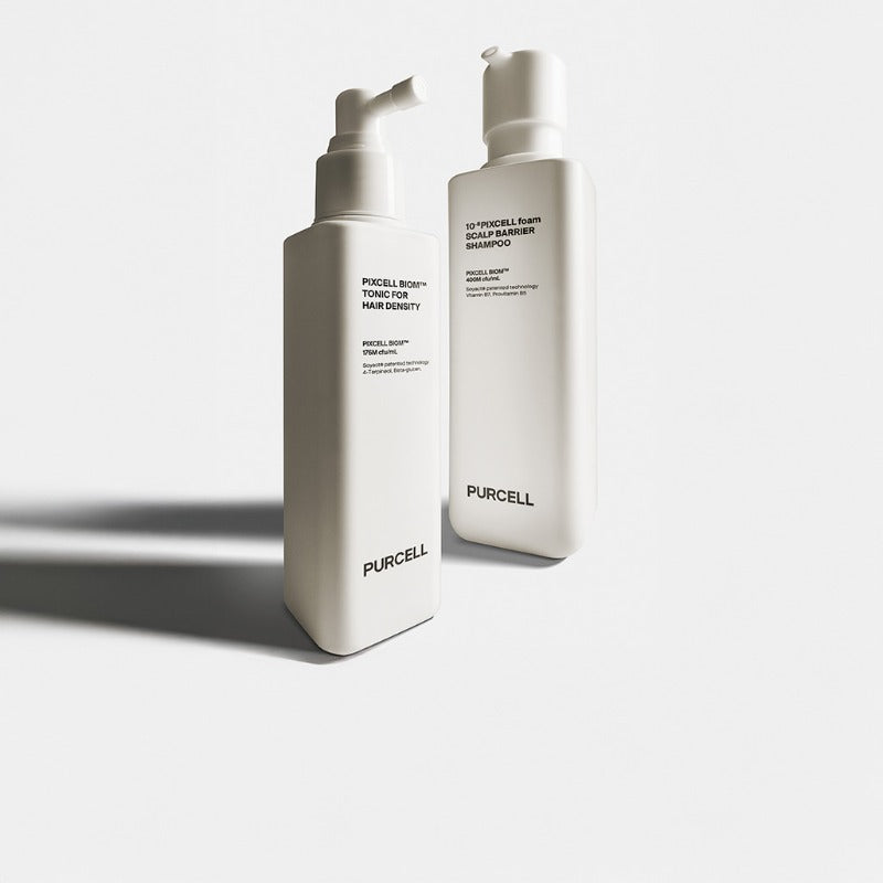 Décris l'image en français : PURCELL PixelBiome™ Hair Set (Shampoo + Scalp Tonic) PURCELL, flacons blancs sur fond clair.