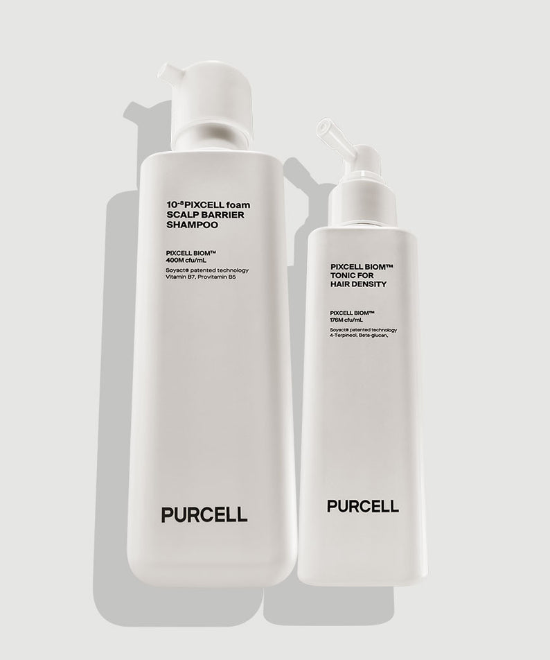 Décris l'image en français : PURCELL PixelBiome™ Hair Set (Shampoo + Scalp Tonic) de PURCELL, flacons blancs sur fond clair.