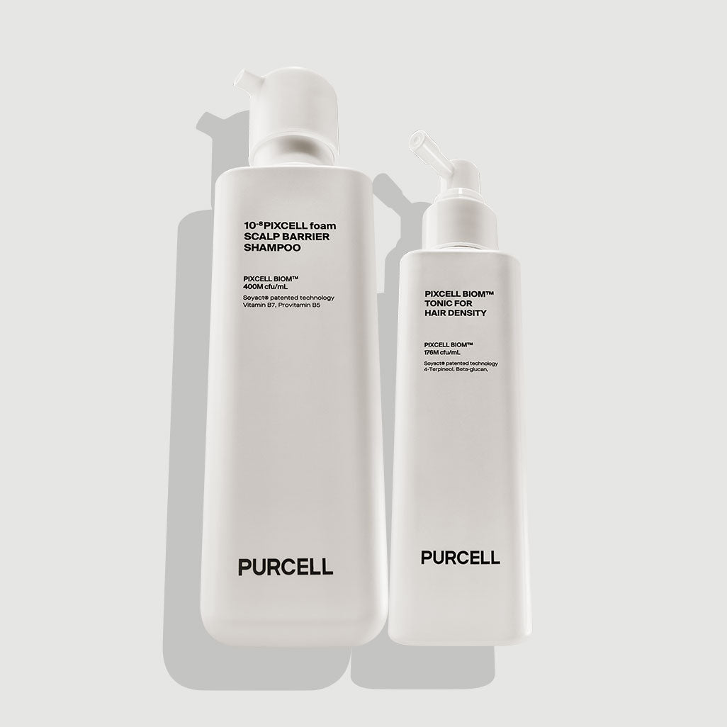 Décris l'image en français : PURCELL PixelBiome™ Hair Set (Shampoo + Scalp Tonic) de PURCELL, flacons blancs sur fond clair.