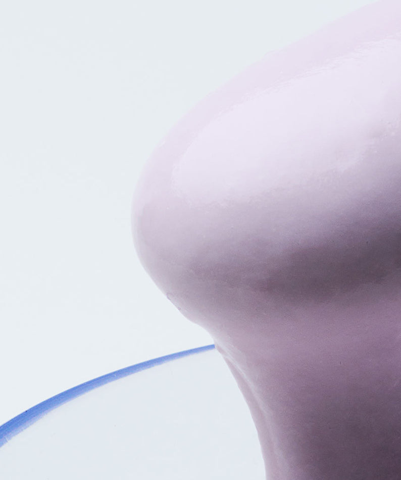 PURCELL PixelBiome™ O₂ Enhancer Modeling Mask de PURCELL, gros plan sur tissu violet et rendu visuel doux