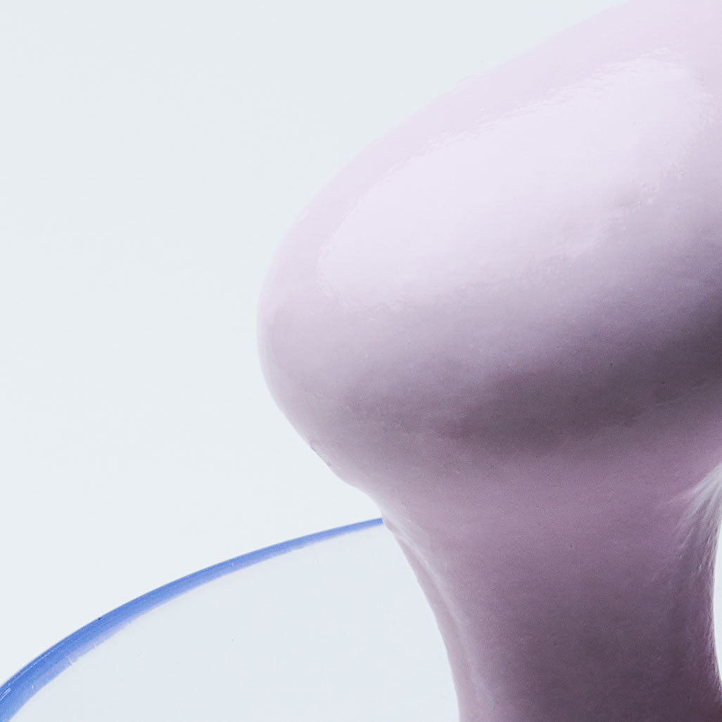 PURCELL PixelBiome™ O₂ Enhancer Modeling Mask de PURCELL, gros plan sur tissu violet et rendu visuel doux