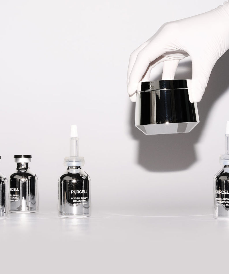 PURCELL PixelBiome™ Set (30mL of concentrate + 50mL of cream) : flacons et crème, mains gantées en studio blanc