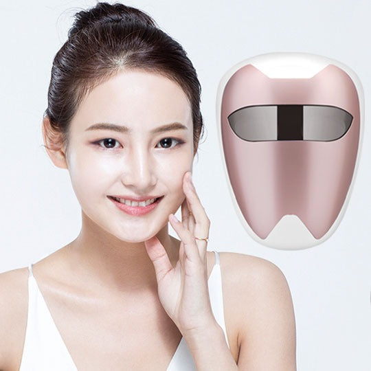 PURISKIN LED Mask : femme souriante avec masque LED rose sur fond clair, présentation produit de la marque PURISKIN.