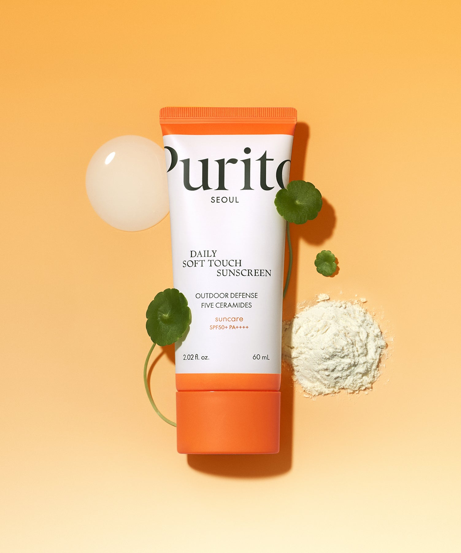 PURITO Daily Soft Touch Sun Cream SPF50+PA++++ de Purito sur fond orange, crème et texture poudre, feuilles vertes.