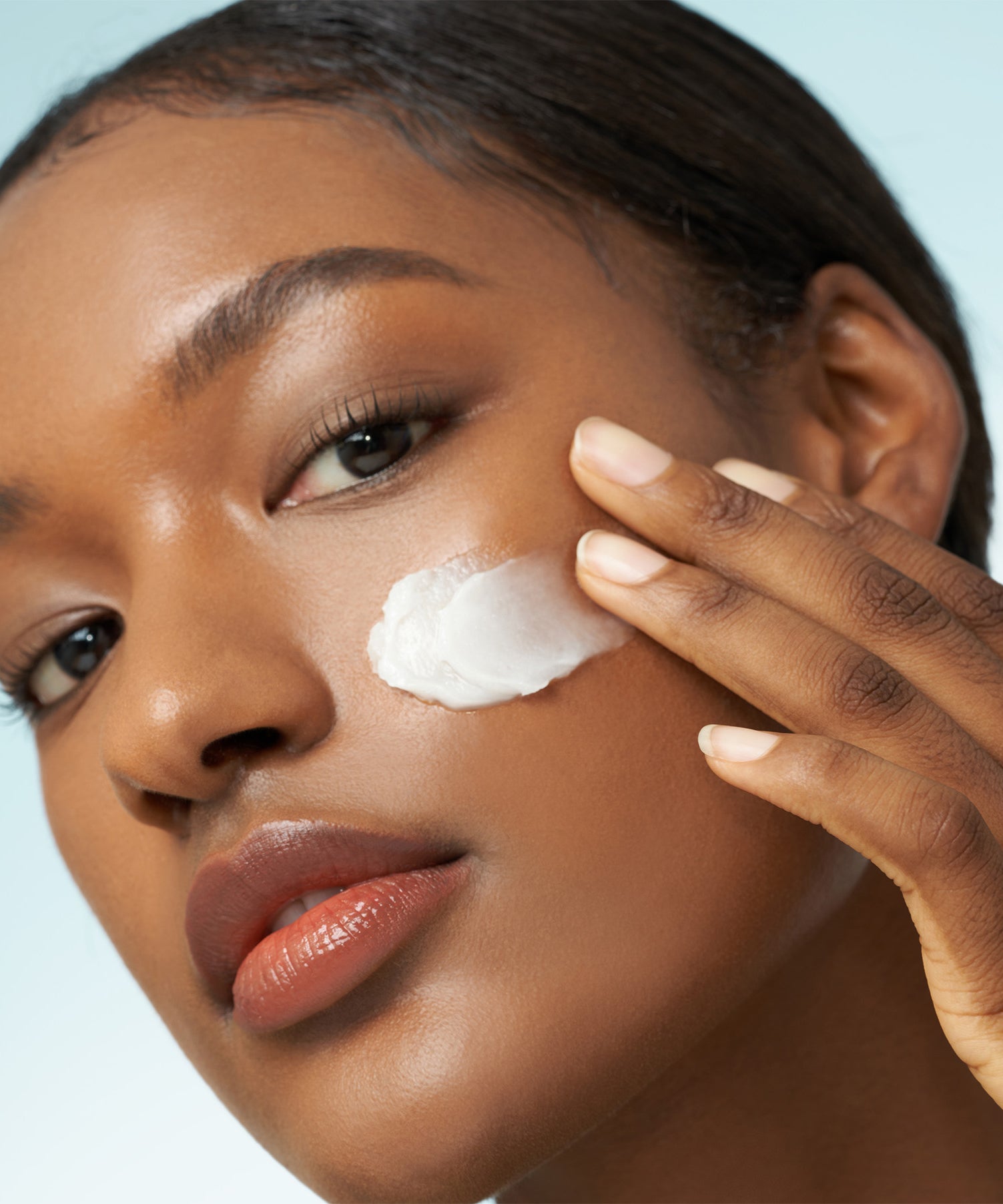 PURITO From Green Avocado Cleansing Balm 100ml, femme applique une crème démaquillante sur le visage (contexte beauté)