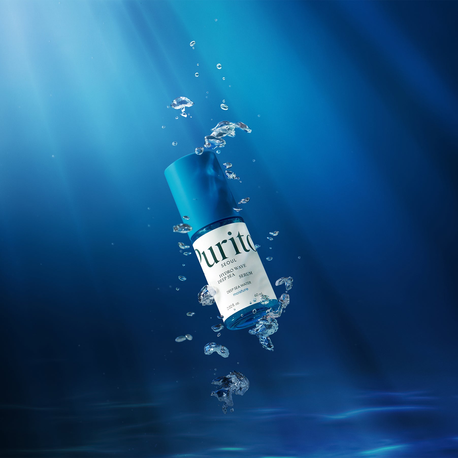 PURITO Hydro Wave Deep Sea Serum 60ml de la marque PURITO, flacon bleu dans une scène d’eau et bulles, contexte océanique