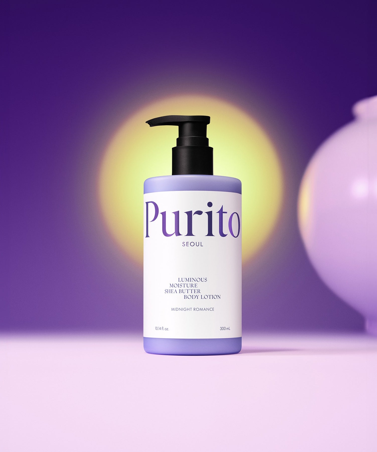 PURITO Luminous Moisture Shea Butter Body Lotion 300ml, flacon sur fond violet, ambiance soin beauté en français