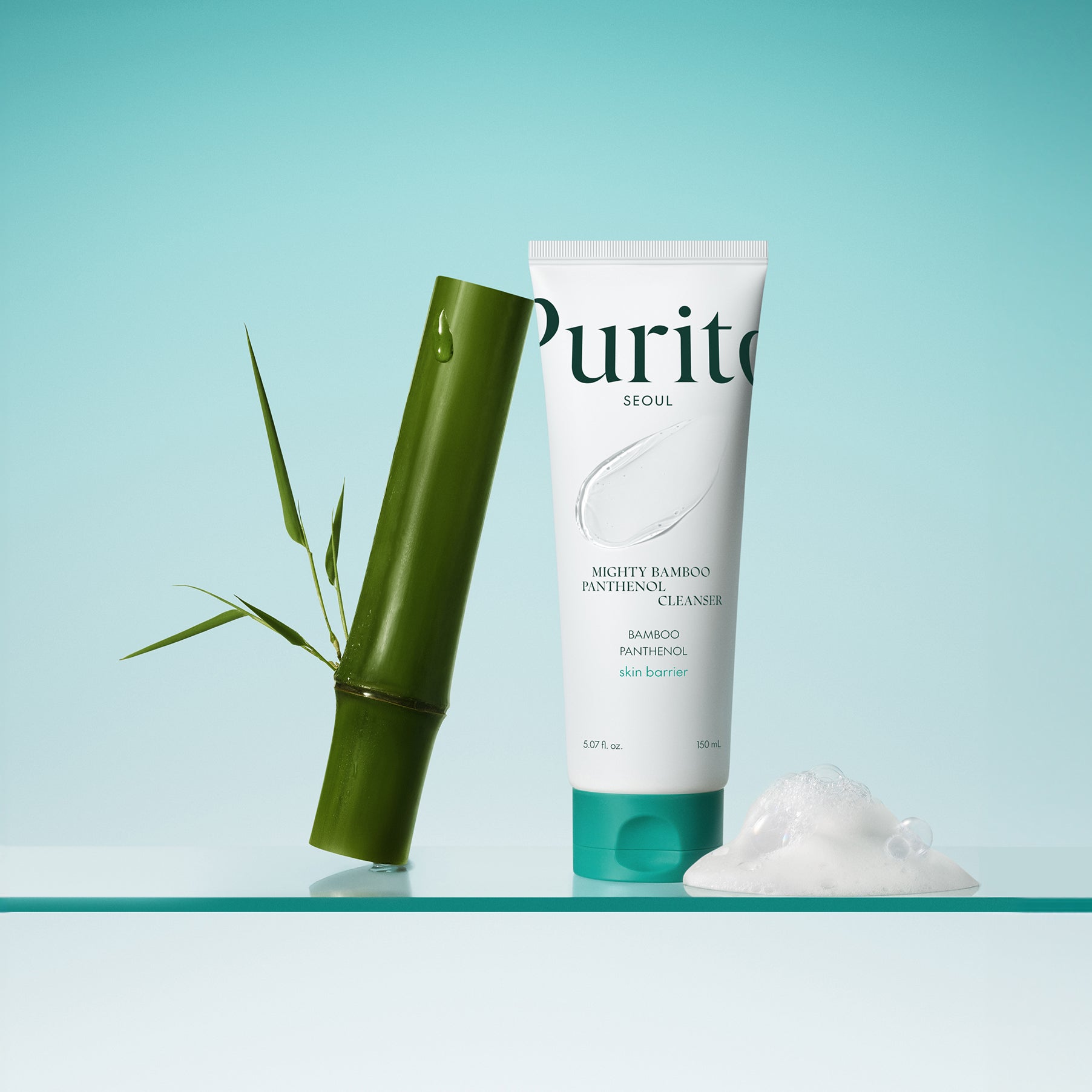 PURITO Mighty Bamboo Panthenol Cleanser 150ml de Purito, photo produit avec tube, bambou et mousse sur fond bleu clair