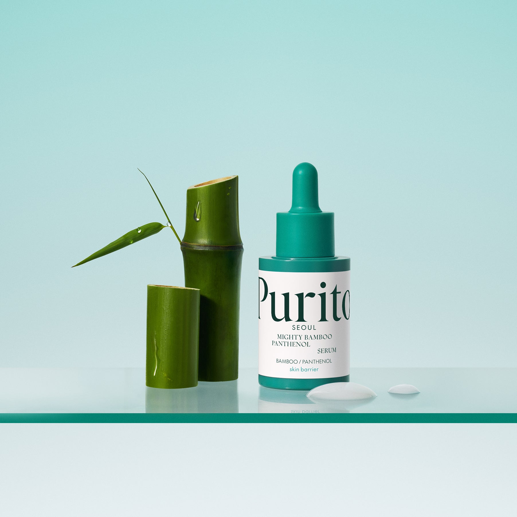 Décris l'image en français en mentionnant le produit, la marque et le contexte visuel : PURITO Mighty Bamboo Panthenol Serum 30ml