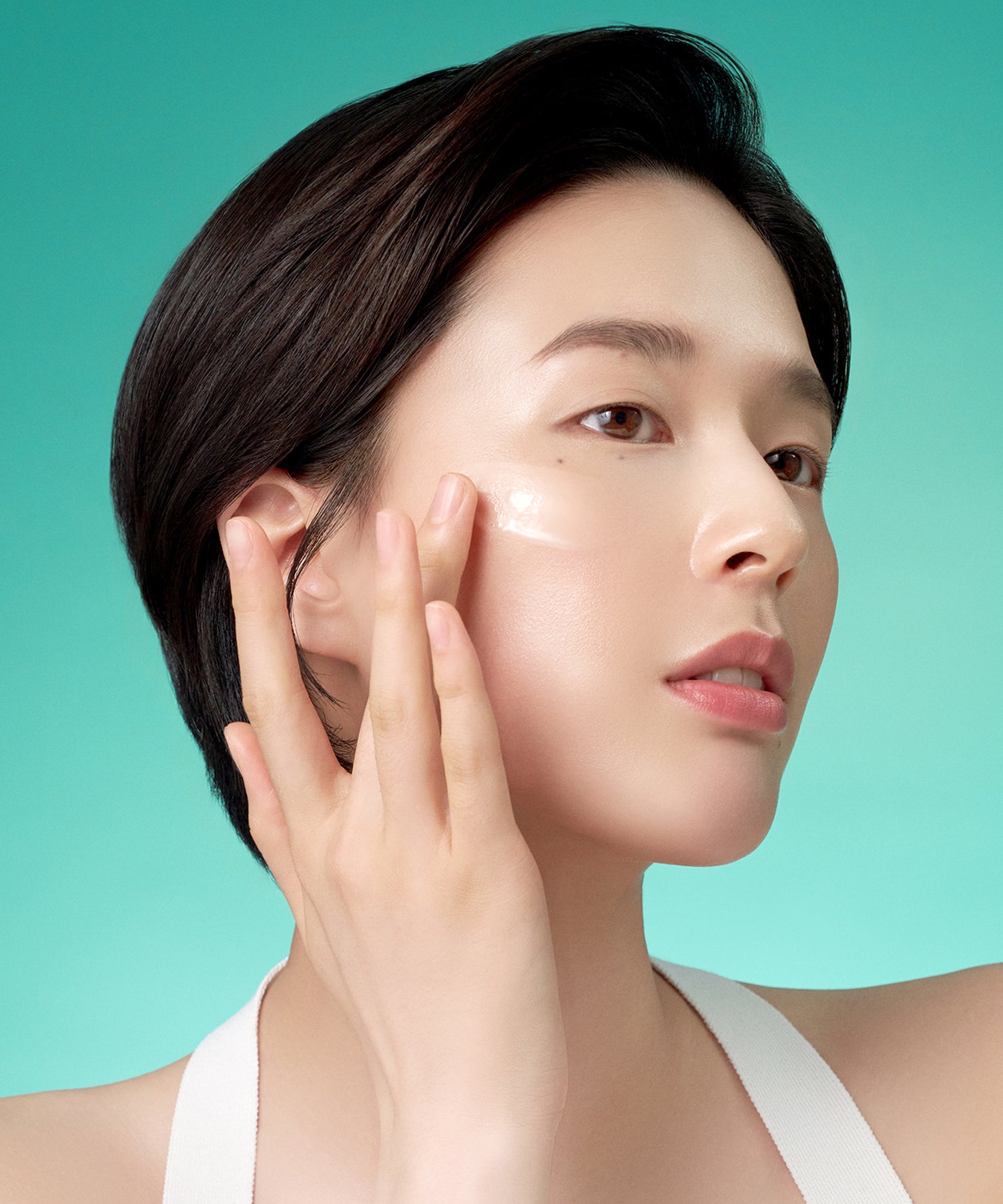 Décris l'image en français : PURITO Mighty Bamboo Panthenol Serum 30ml de PURITO, visage appliquant un soin, fond turquoise.