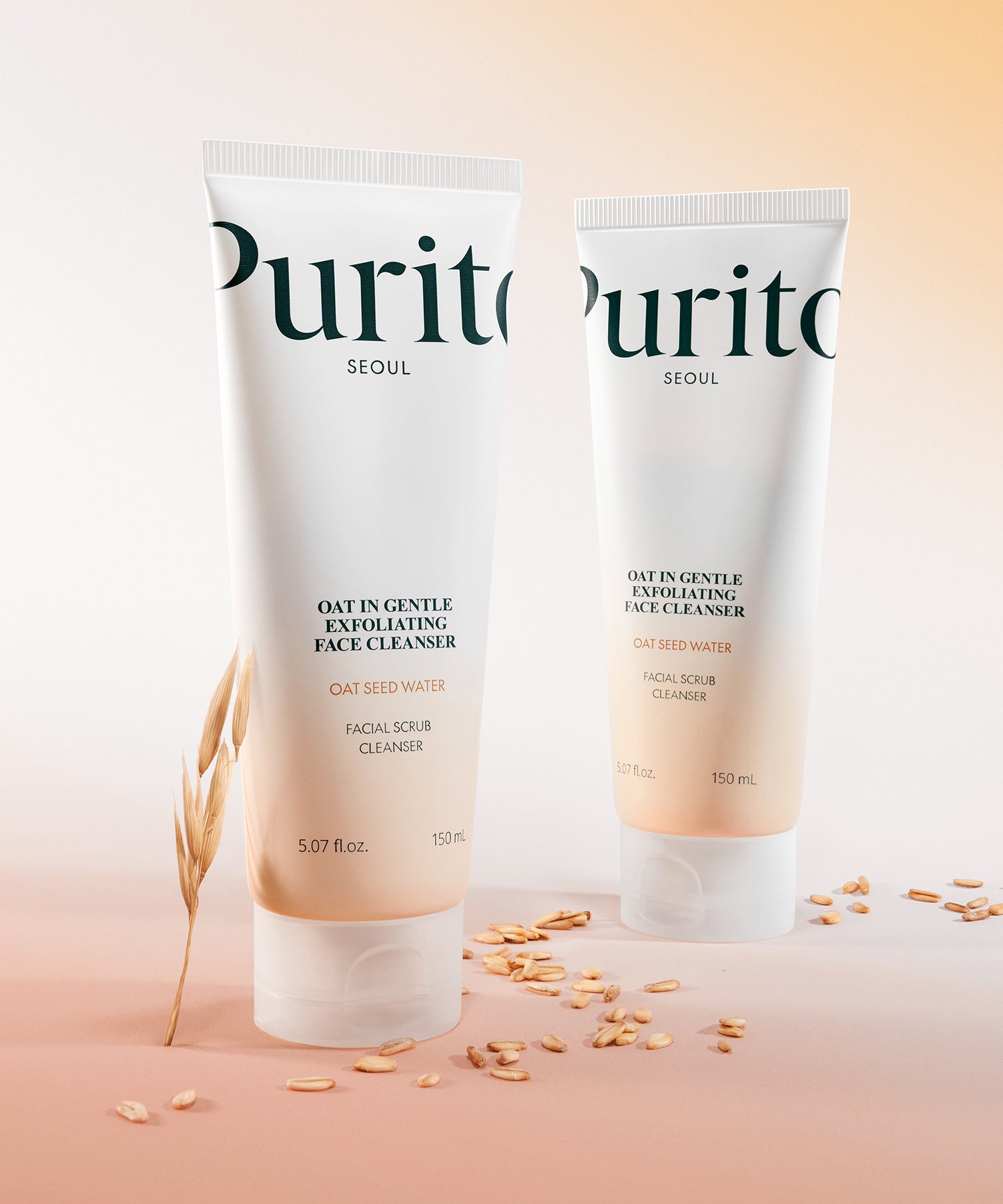 Décris l'image en français : PURITO Oat in Gentle Exfoliating Face Cleanser, tubes Purito et flocons d’avoine sur fond beige.
