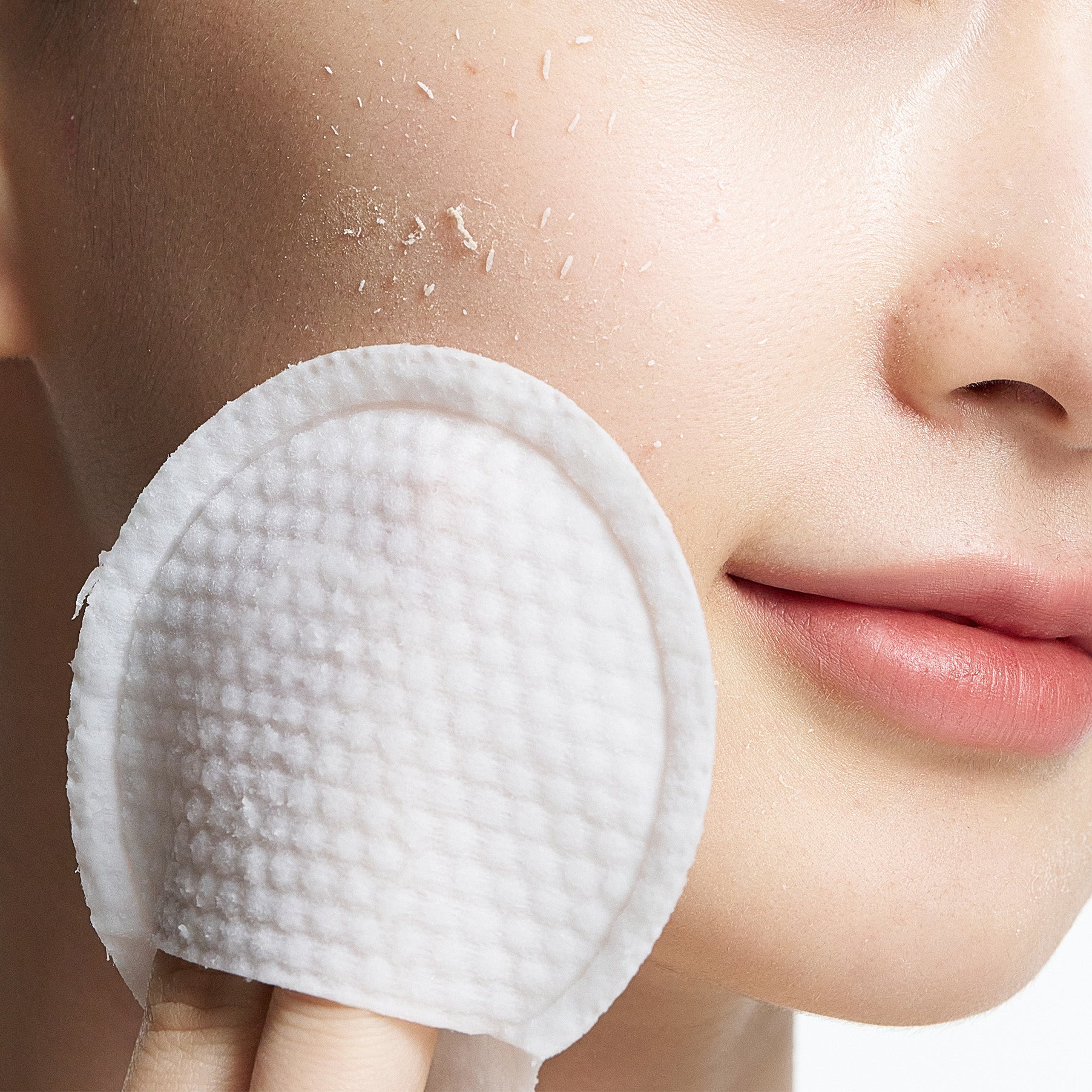 PURITO Peel Shot Exfoliting Pad 64g 8 Pads : gros plan d’un pad exfoliant sur le visage, peau lumineuse, PURITO