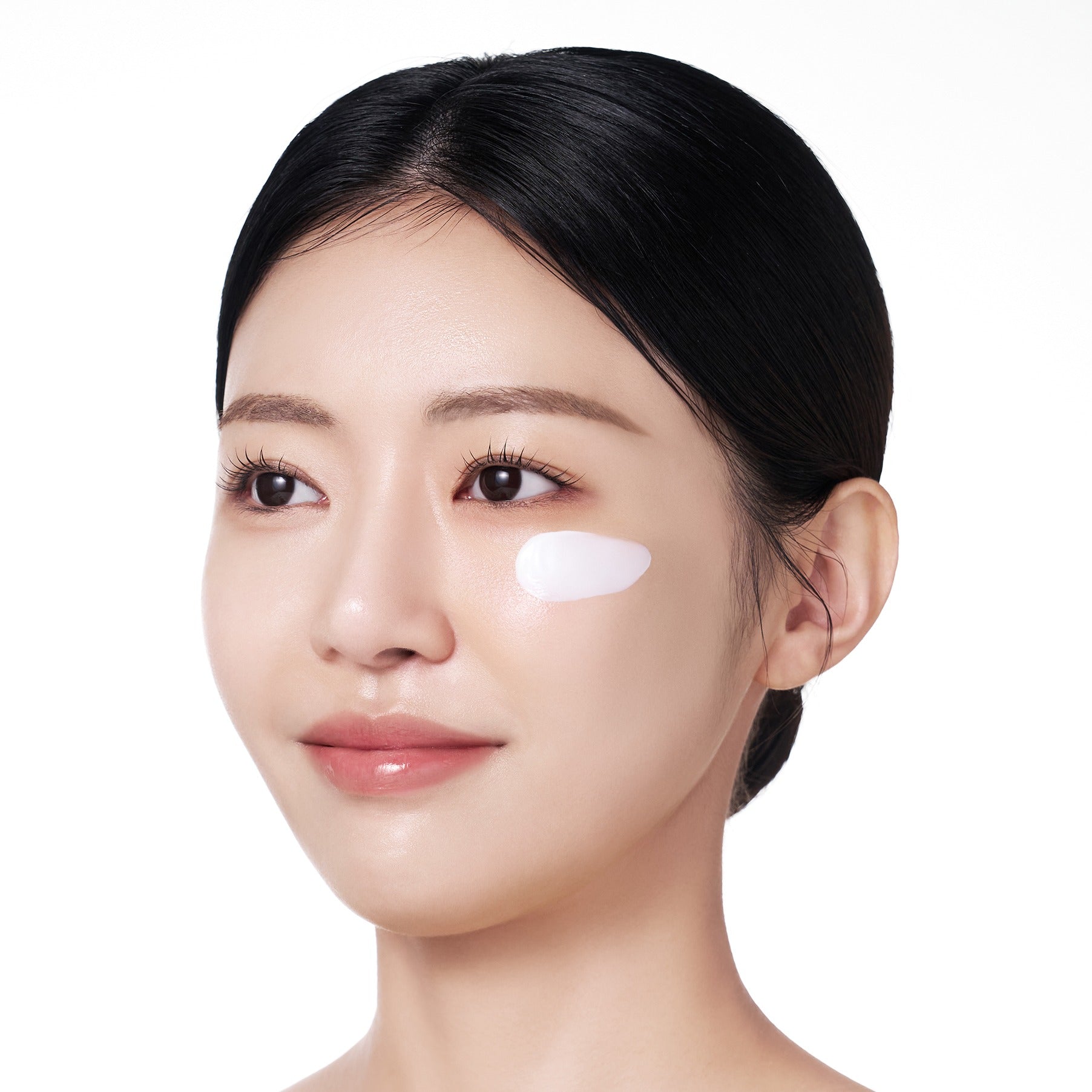 Décris l'image en français: PURITO Sunday Adventure Sunscreen SPF50 50ml, marque Purito, crème solaire sur le visage.