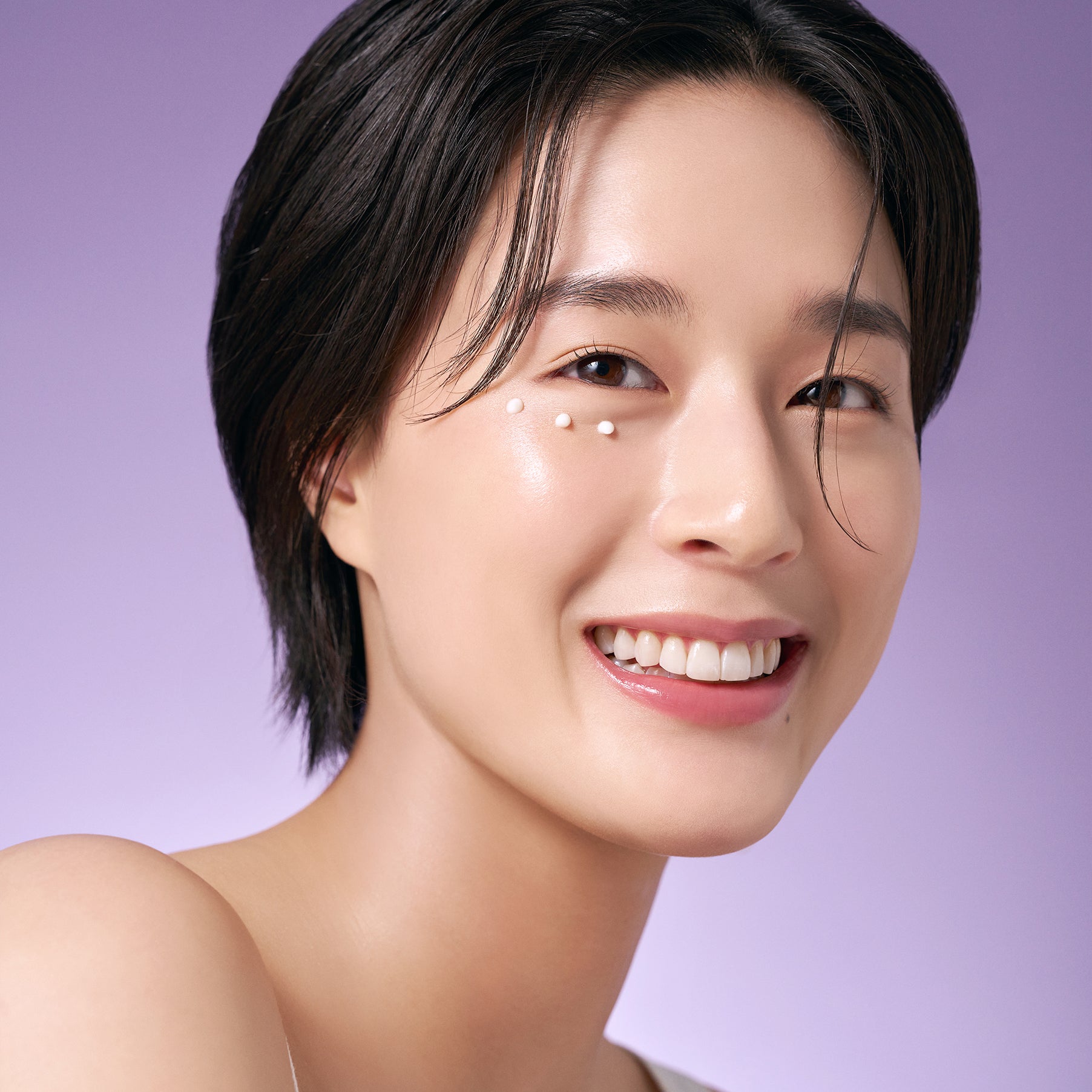 PURITO Timeless Bloom Retinol Spot Cream 30ml, visage souriant sur fond violet, crème anti-taches Purito