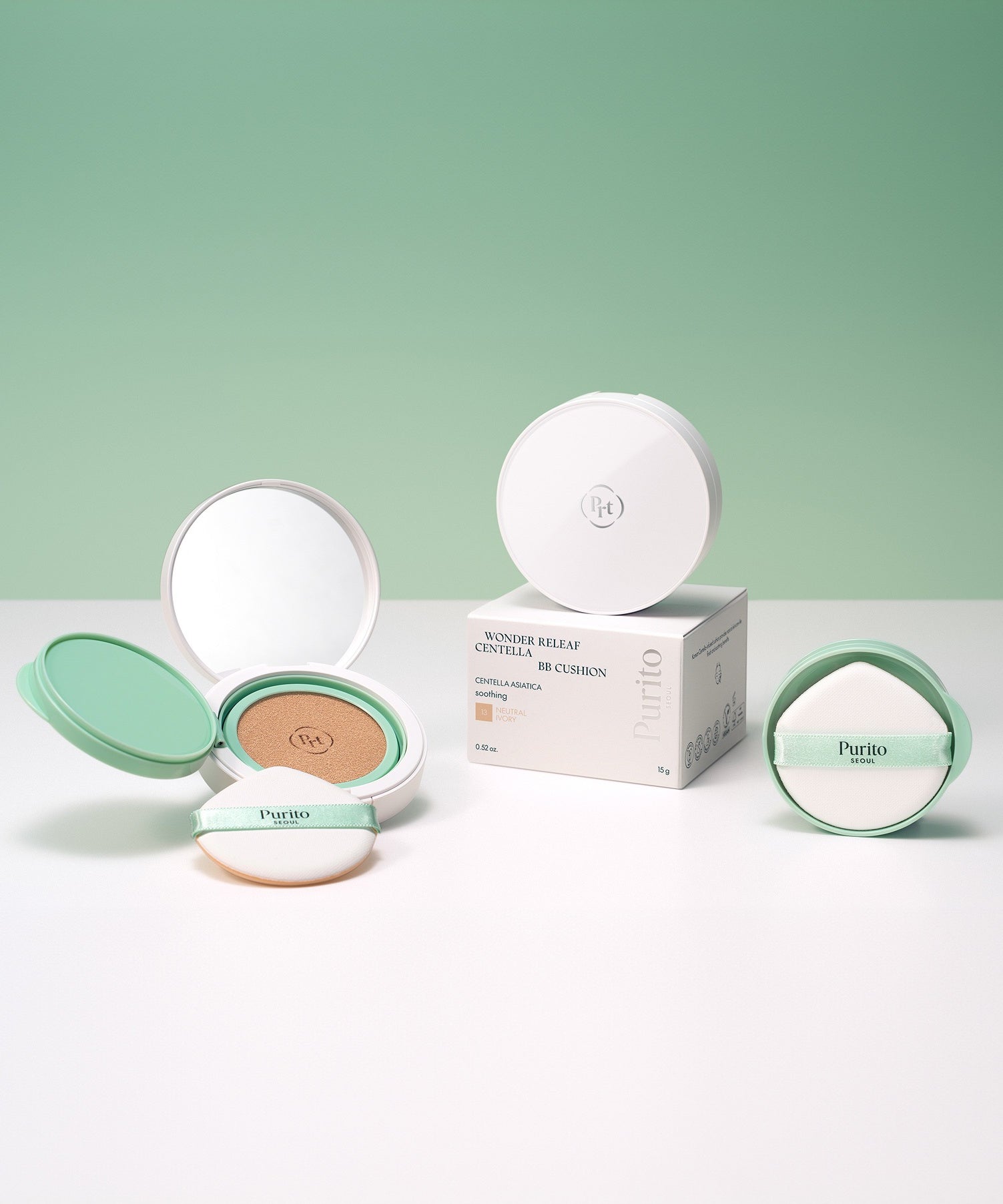 PURITO Wonder Releaf Celtella BB Cushion 15g de Purito, sur fond vert pastel, pack et flacon de BB crème ouverts.