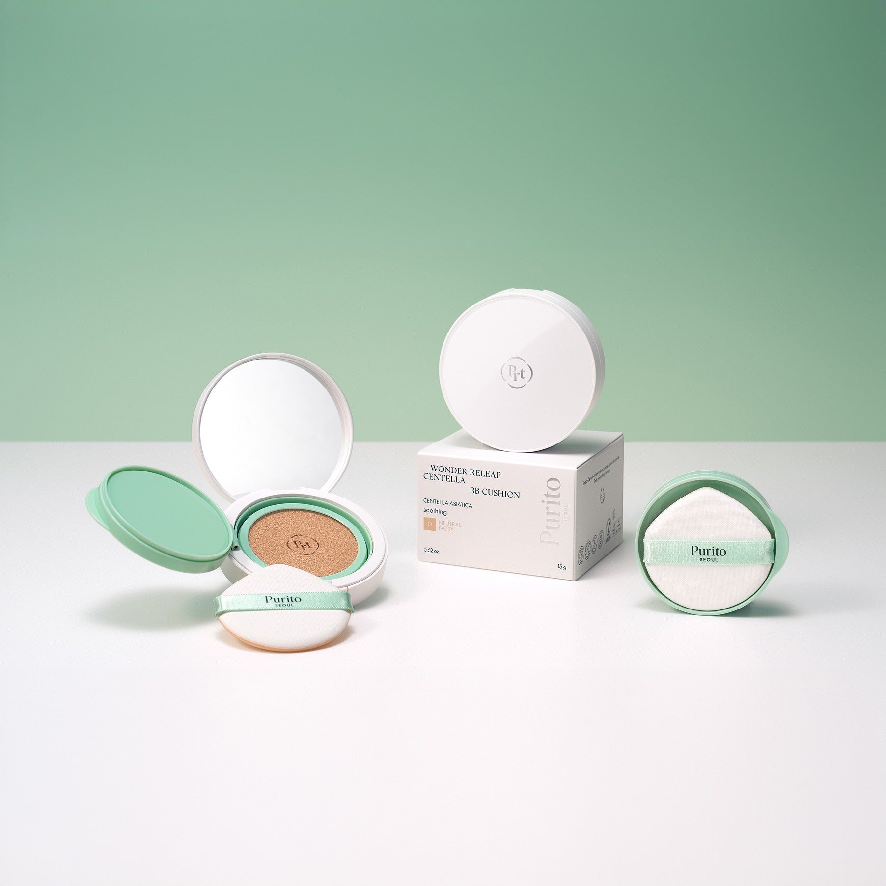 PURITO Wonder Releaf Celtella BB Cushion 15g de Purito, sur fond vert pastel, pack et flacon de BB crème ouverts.