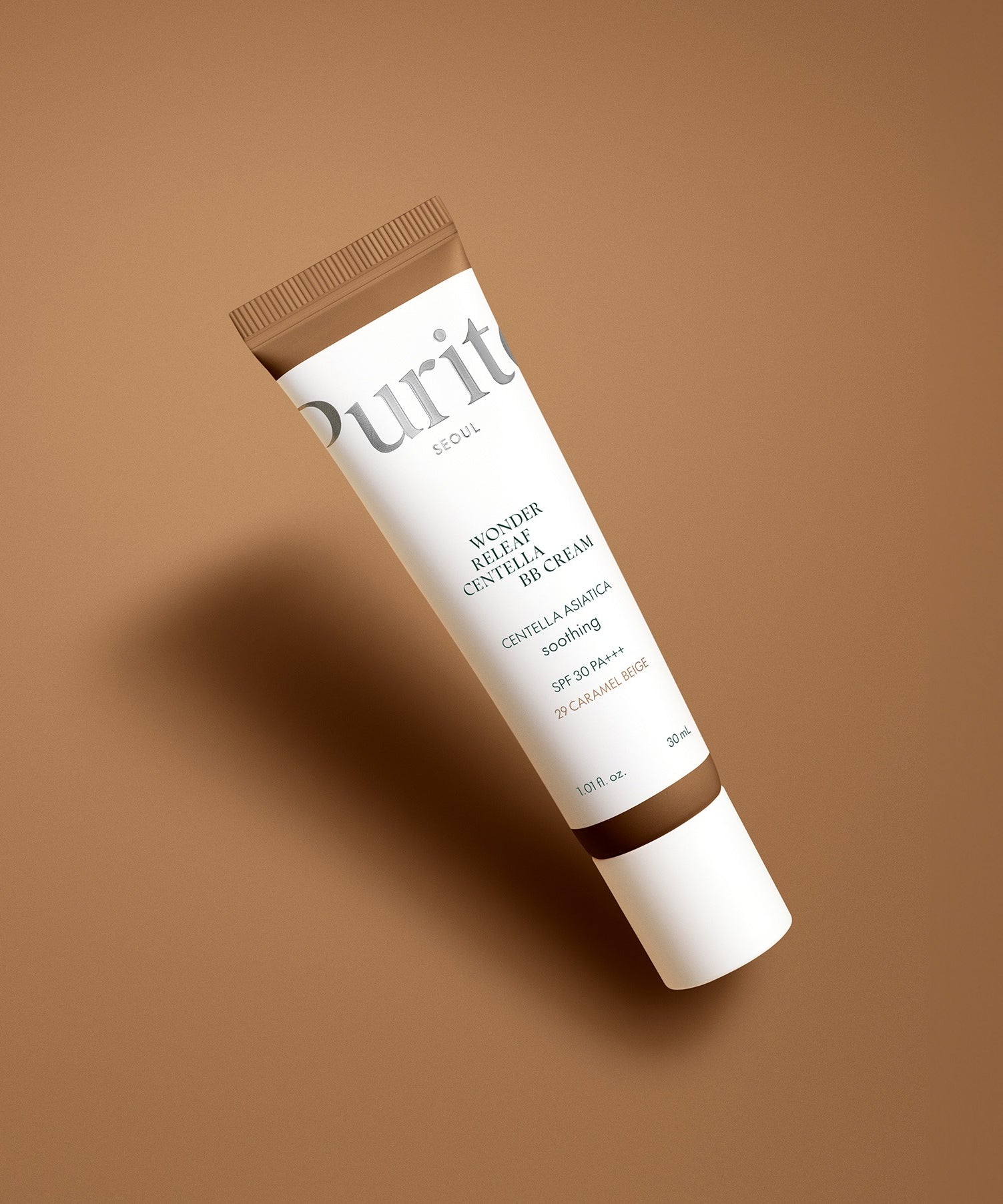 PURITO Wonder Releaf Centella BB Cream 30mml de Purito, tube sur fond beige, lumière douce, cosmétique visage.