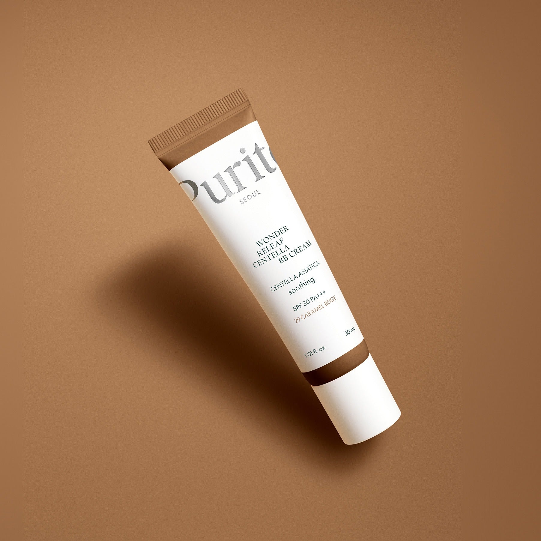PURITO Wonder Releaf Centella BB Cream 30mml de Purito, tube sur fond beige, lumière douce, cosmétique visage.