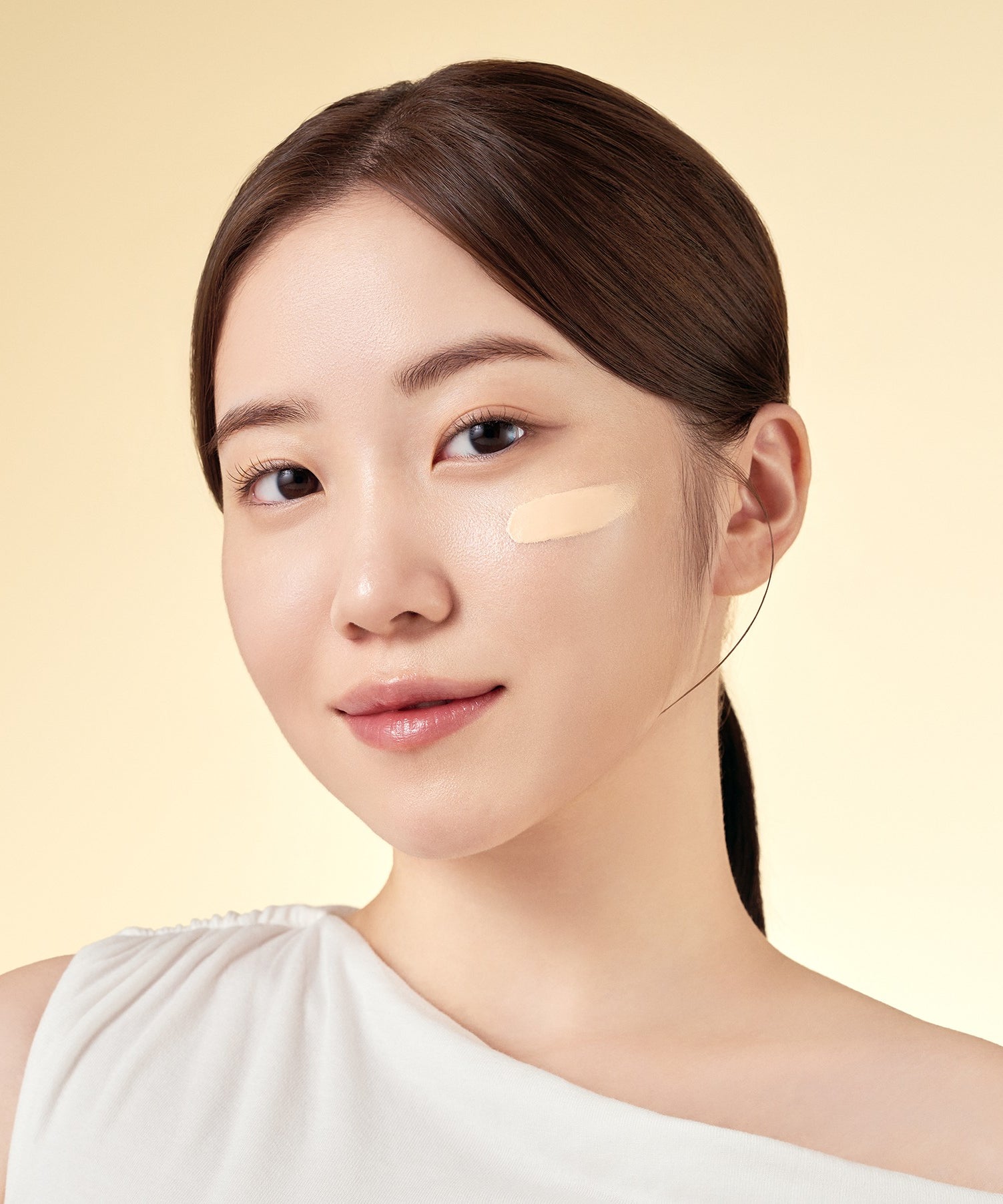 Décris l'image en français : PURITO Wonder Releaf Centella BB Cream 30mml de la marque Purito sur un visage maquillé