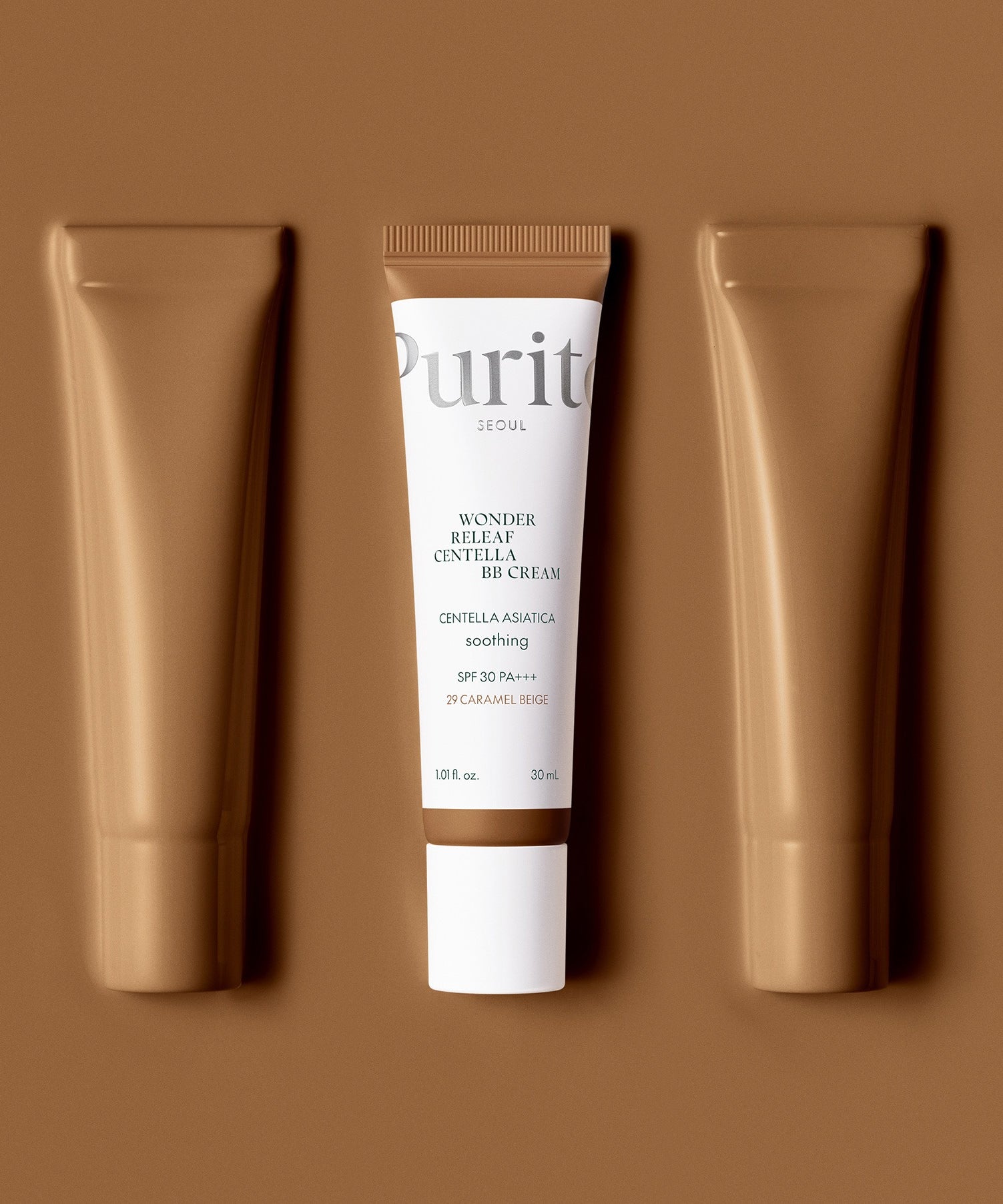 PURITO Wonder Releaf Centella BB Cream 30mml de Purito sur fond beige, tubes cosmétiques en contexte visuel produit.
