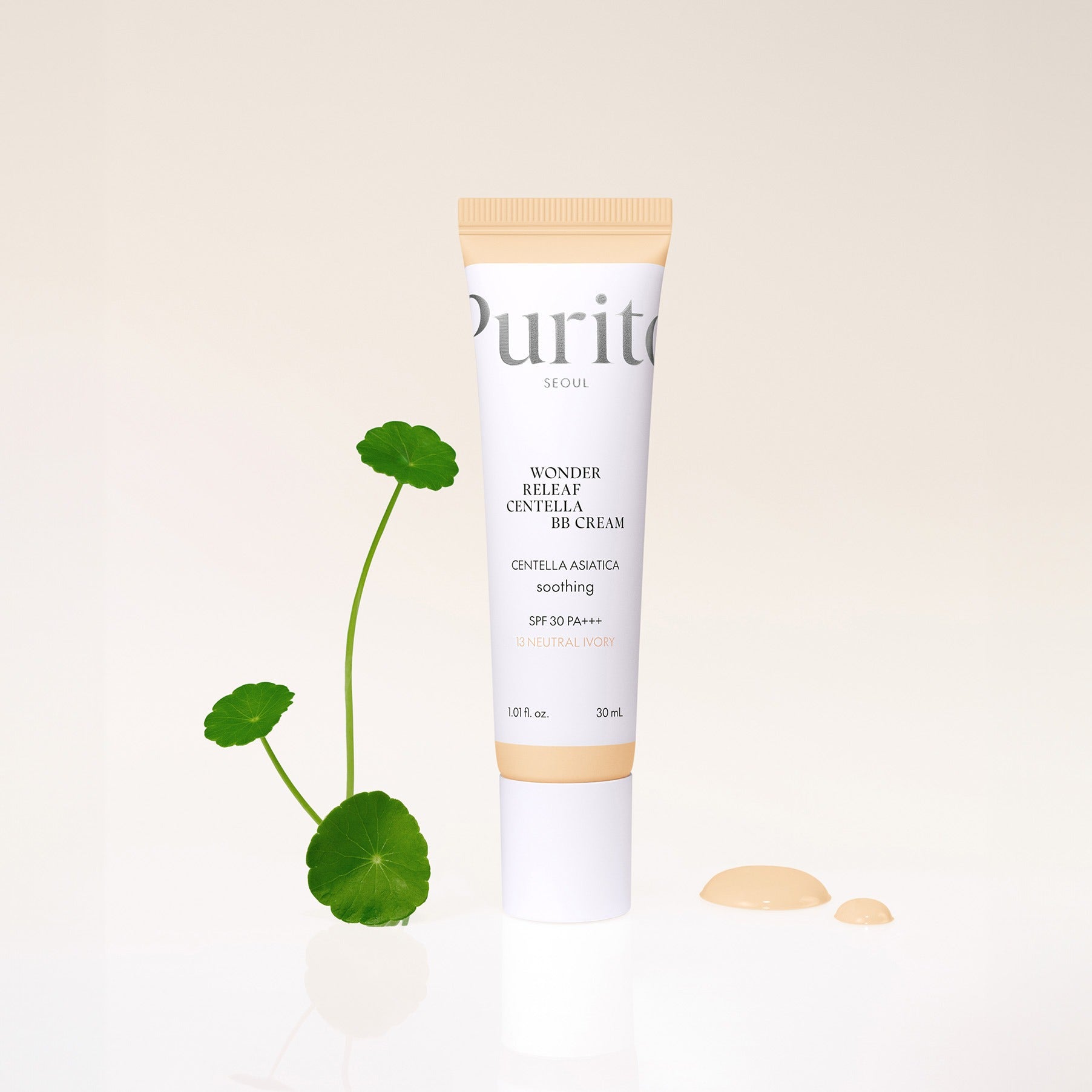 PURITO Wonder Releaf Centella BB Cream 30mml de PURITO, sur fond clair, avec feuilles de centella autour.