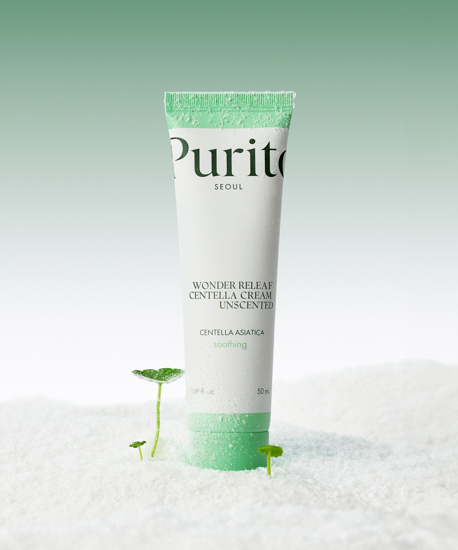 PURITO Wonder Releaf Centella Cream Unscented 50ml, crème Purito sur fond blanc, avec feuilles de centella vertes, contexte spa.