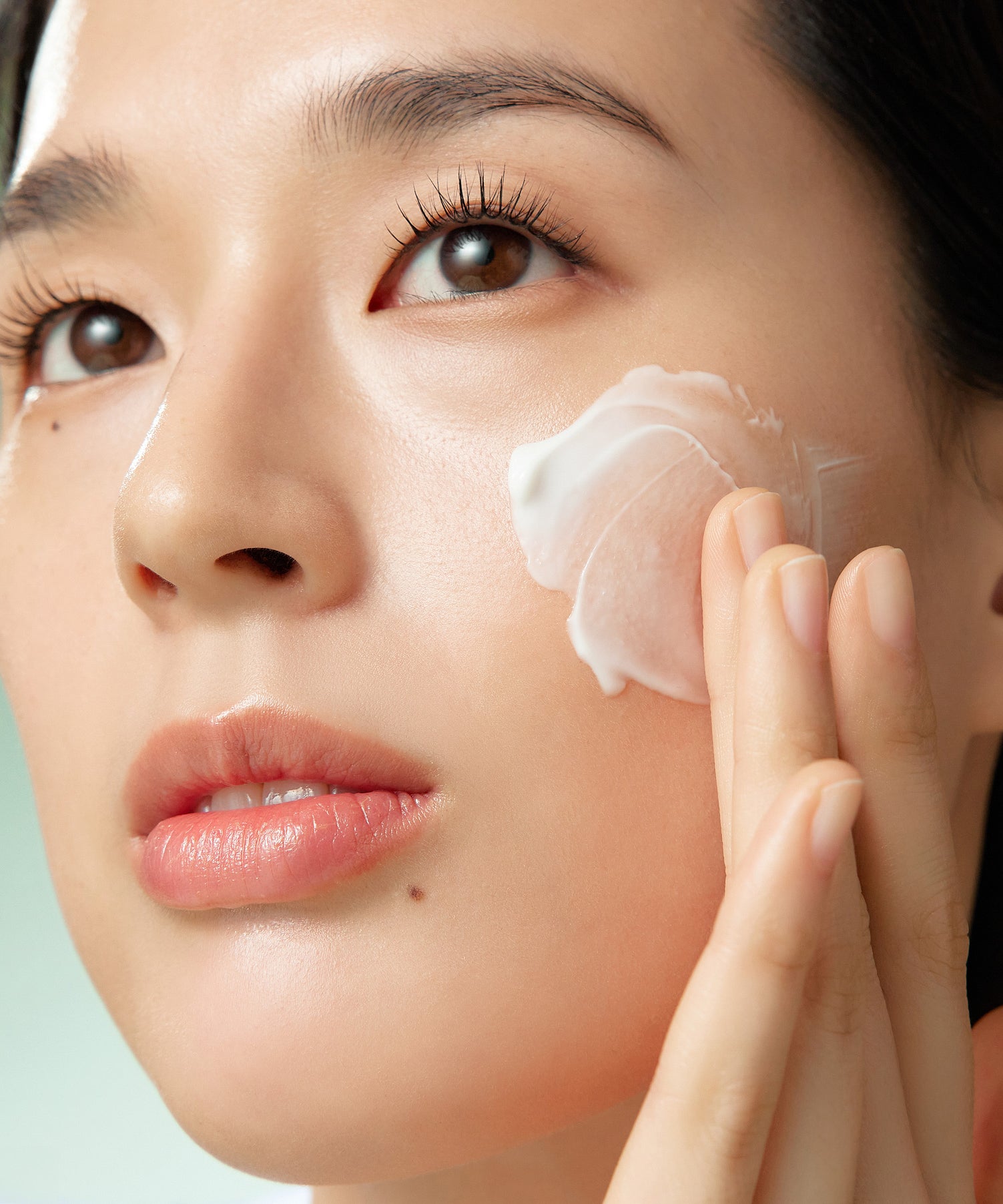 PURITO Wonder Releaf Centella Cream Unscented 50ml de PURITO, crème apaisante appliquée sur le visage, gros plan beauté
