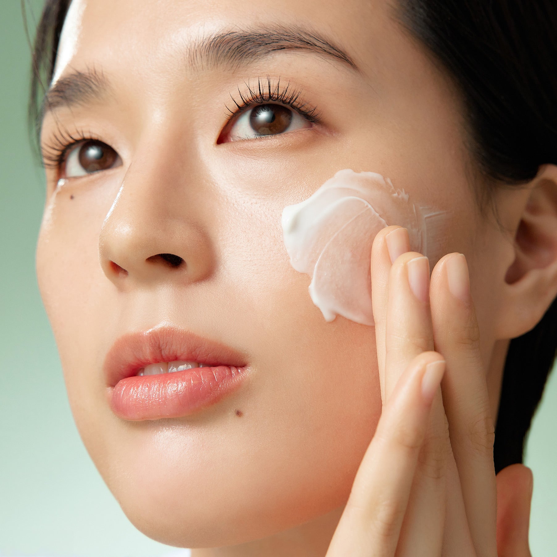PURITO Wonder Releaf Centella Cream Unscented 50ml de PURITO, crème apaisante appliquée sur le visage, gros plan beauté