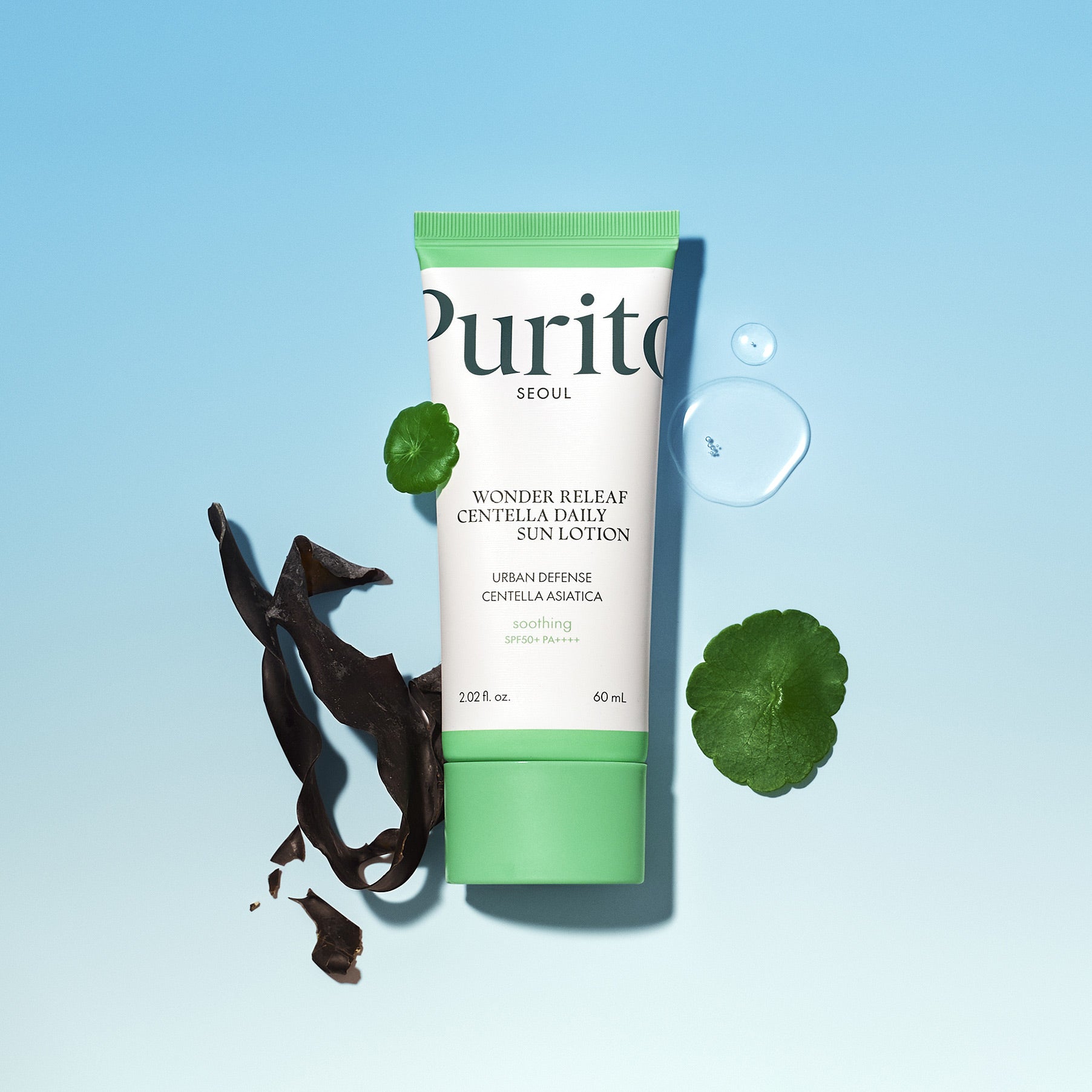 PURITO Wonder Releaf Centella Daily Sun Lotion SPF50+PA++++ de PURITO, tube crème sur fond bleu avec centella et éclaboussures.