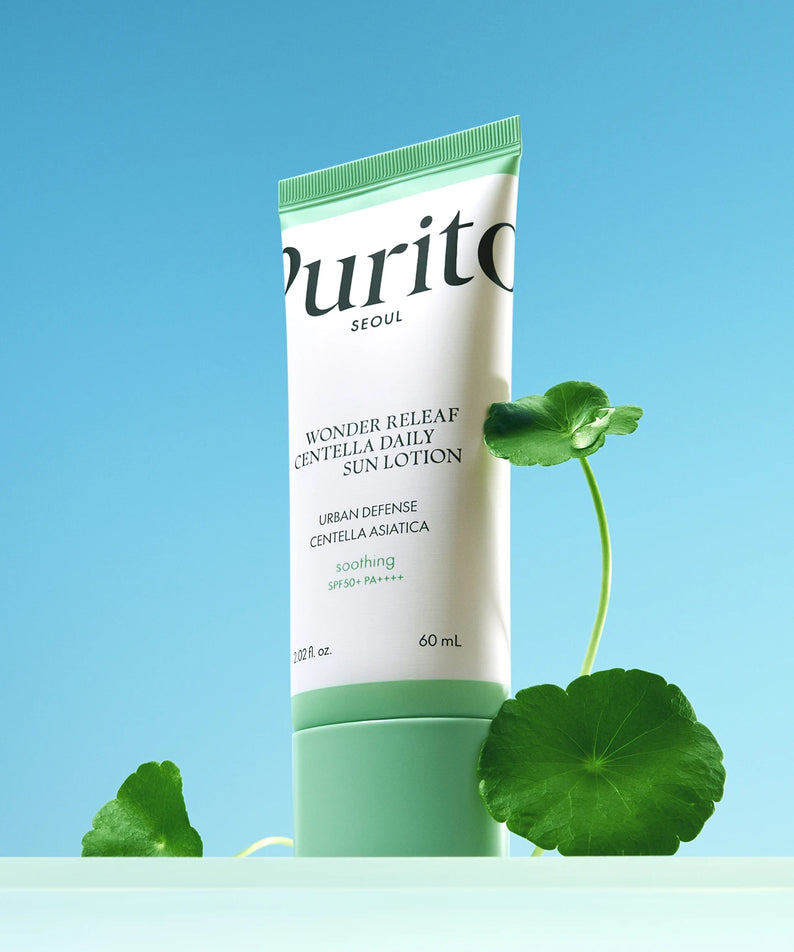 PURITO Wonder Releaf Centella Daily Sun Lotion SPF50+PA++++ de Purito sur fond bleu, avec fleurs de centella en visuel