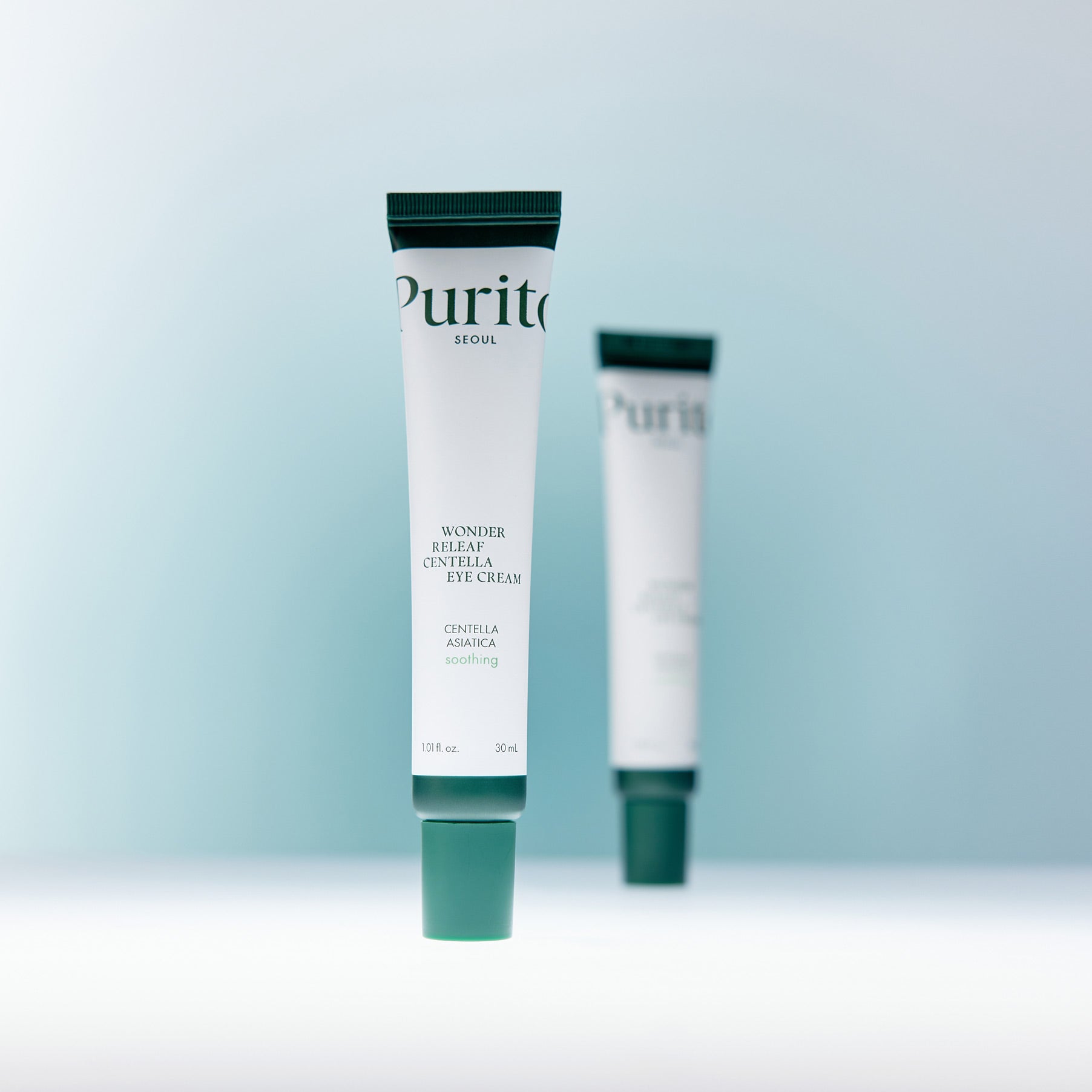 PURITO Wonder Releaf Centella Eye Cream de PURITO, tube crème pour les yeux, sur fond clair bleu, vue produit.