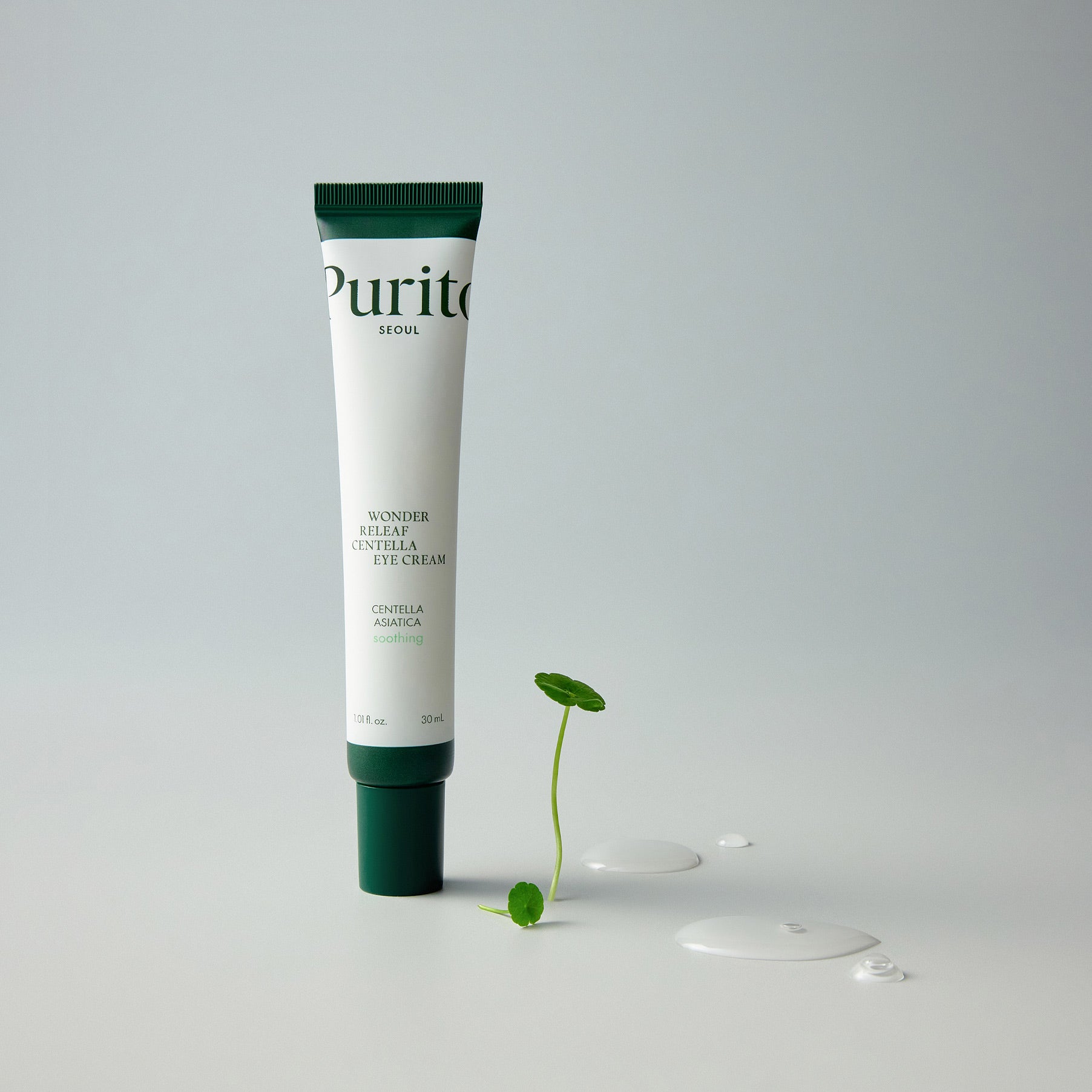PURITO Wonder Releaf Centella Eye Cream de la marque PURITO, tube vert sur fond blanc avec gouttes et plante verte.