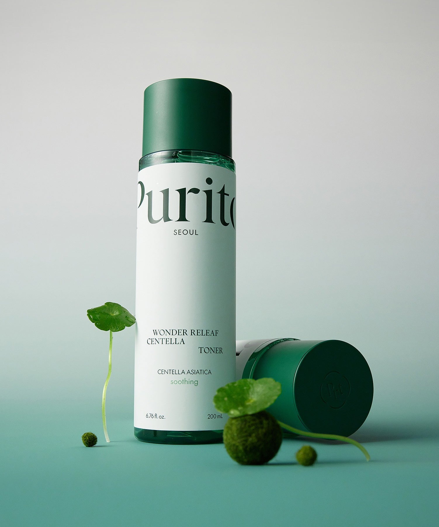 PURITO Wonder Releaf Centella Toner 200ml de Purito, flacon vert sur fond vert, feuilles de centella et gouttes