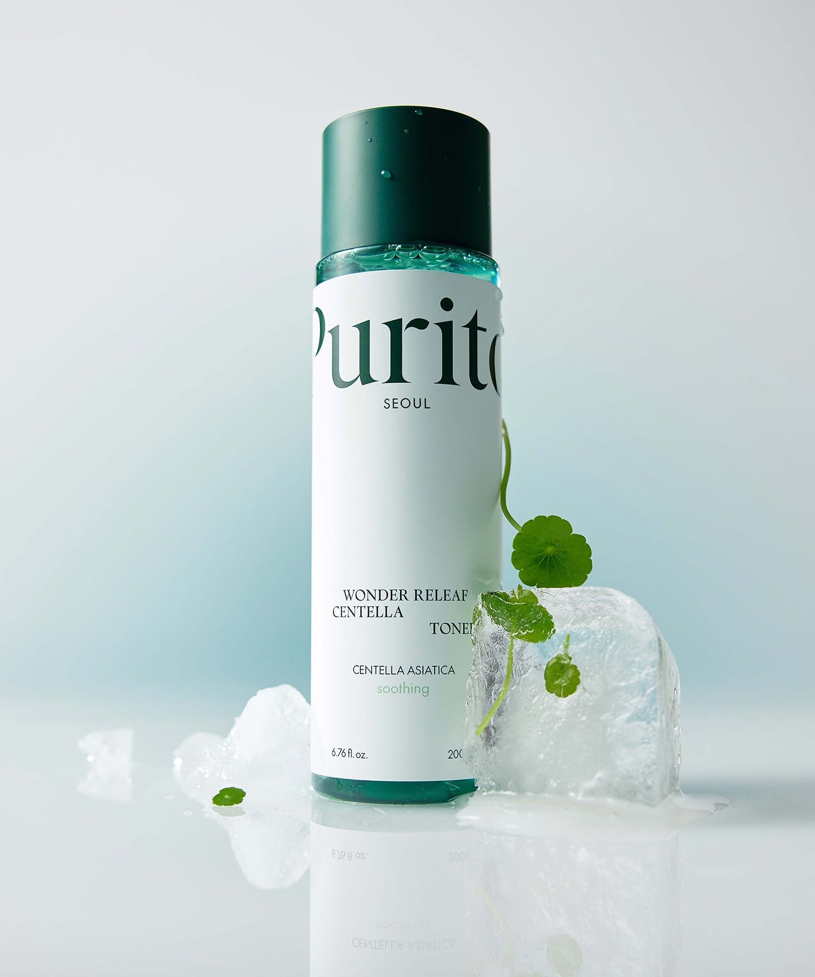 PURITO Wonder Releaf Centella Toner 200ml de PURITO, flacon vert sur fond clair avec feuilles et glace