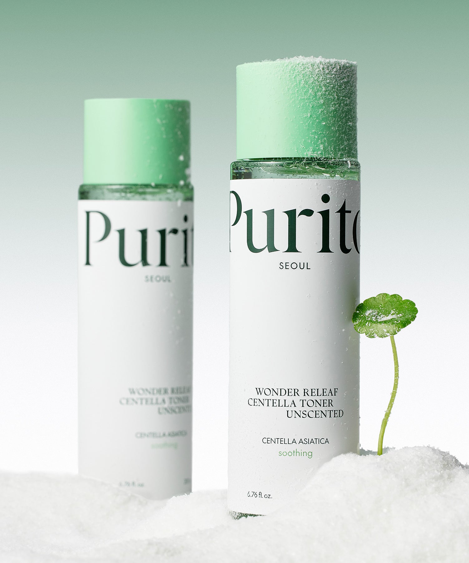 Décris l’image en français : PURITO Wonder Releaf Centella Toner Unscented 200ml, flacons PURITO avec gouttelettes sur fond vert clair.