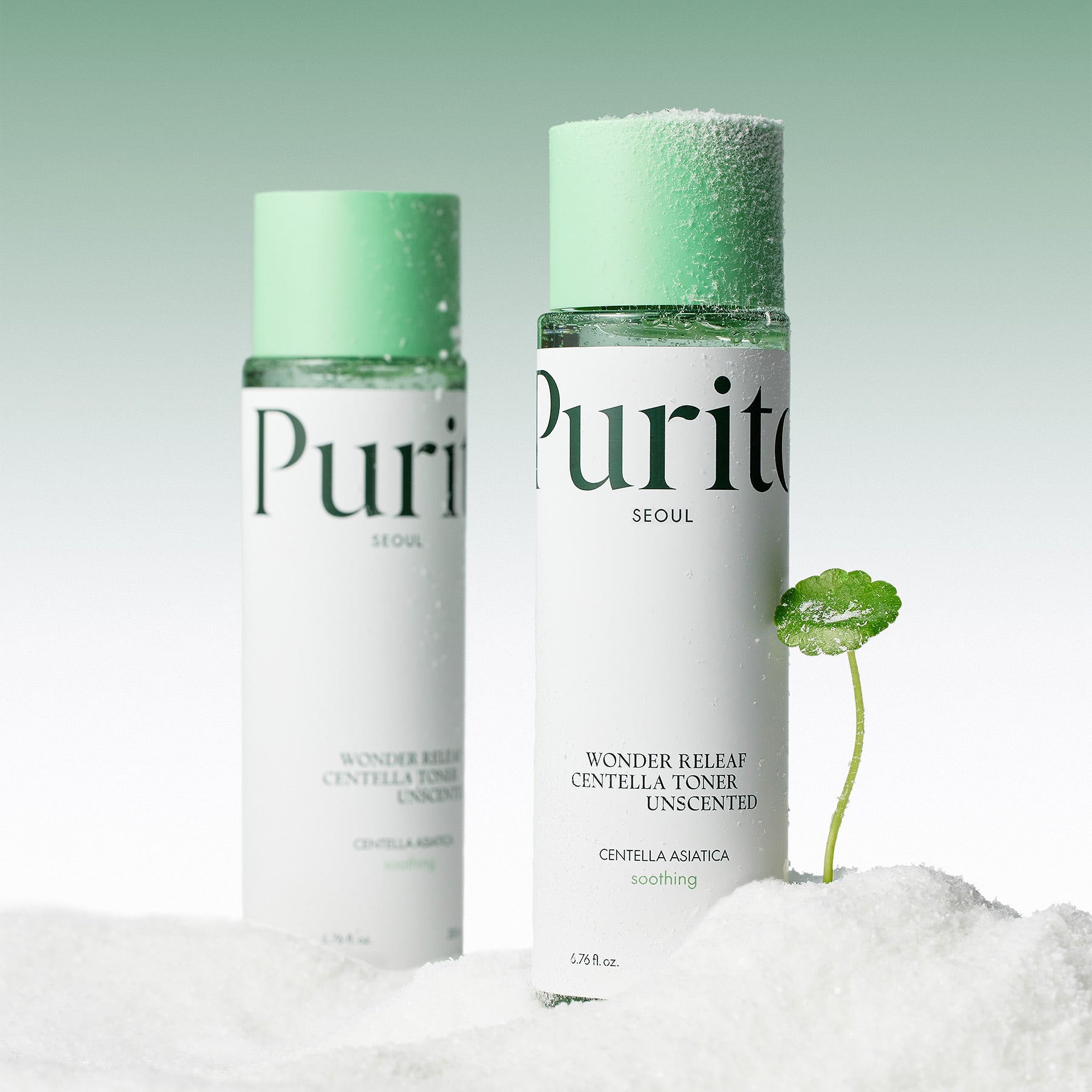 Décris l’image en français : PURITO Wonder Releaf Centella Toner Unscented 200ml, flacons PURITO avec gouttelettes sur fond vert clair.