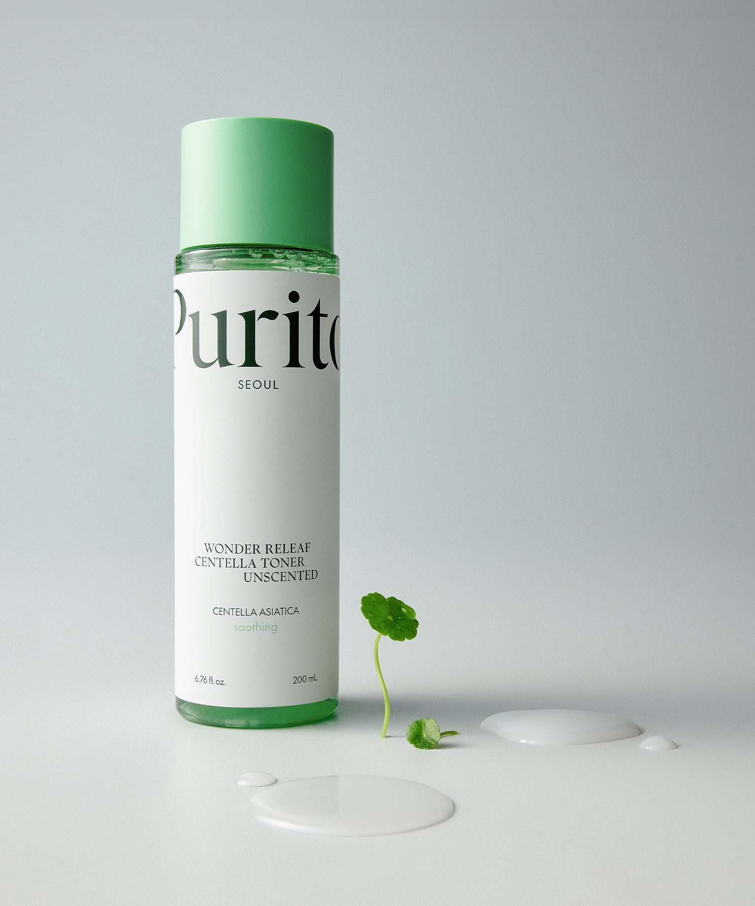 PURITO Wonder Releaf Centella Toner Unscented 200ml de PURITO, flacon vert sur fond clair avec feuilles de centella