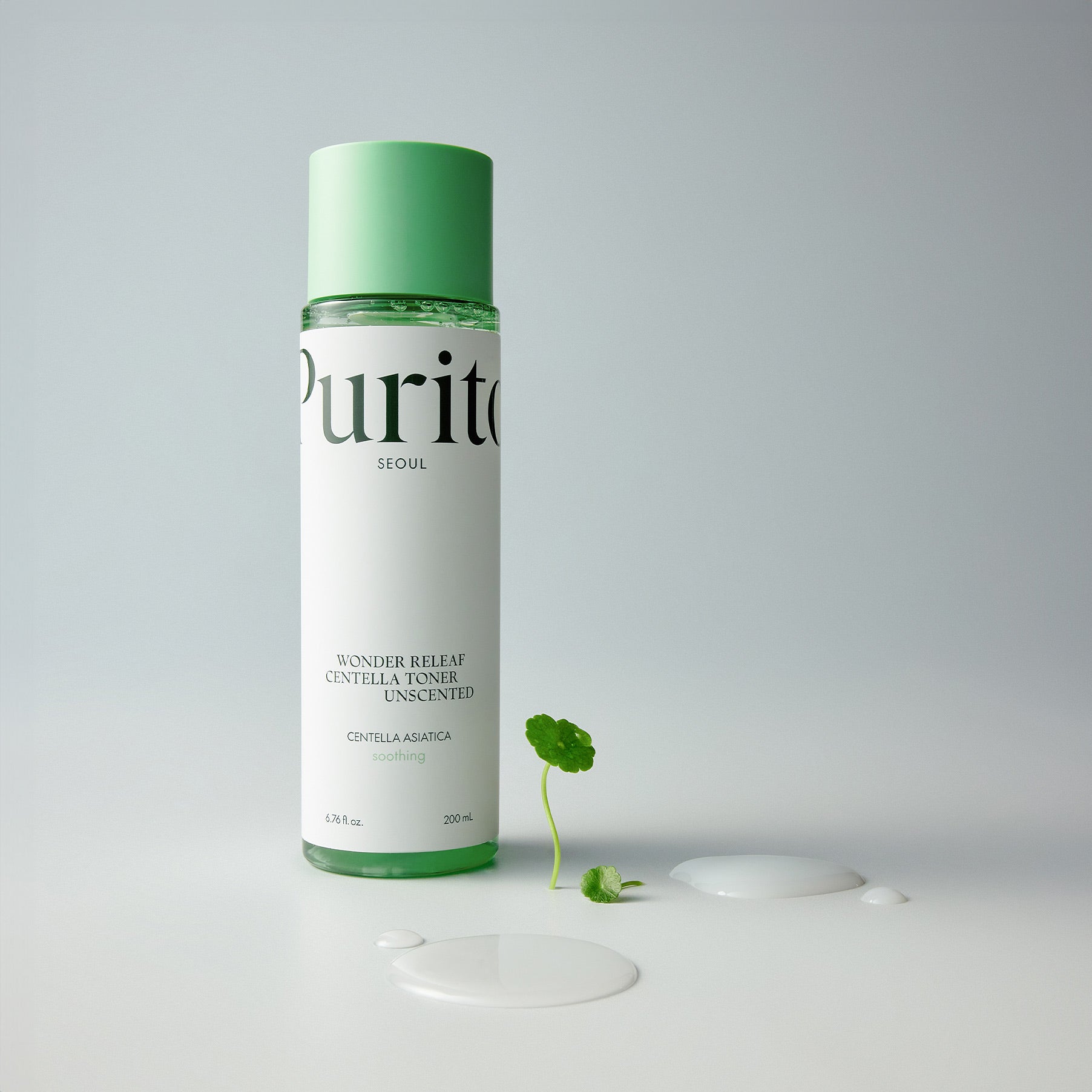PURITO Wonder Releaf Centella Toner Unscented 200ml de PURITO, flacon vert sur fond clair avec feuilles de centella