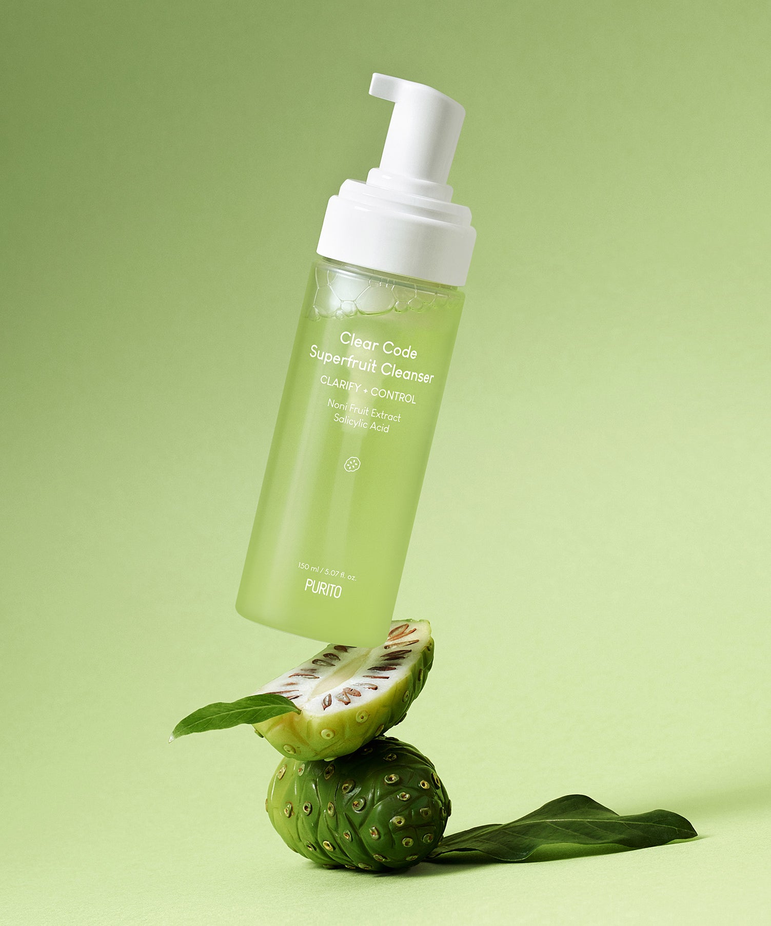 PURITO Clear Code Superfruit Cleanser 150ml sur fond vert avec fruits exotiques, présenté élégamment.