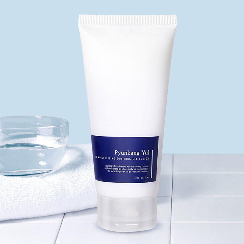 PYUNGKANG YUL Ato Moisture-Enhancing Soothing Gel Lotion 150ml, tube blanc sur serviette, marque Pyunkang Yul, fond bleu