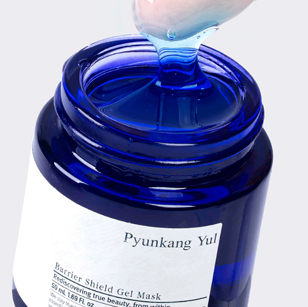 PYUNGKANG YUL Barrier Shield Gel Mask 50ml, flacon bleu et gel sous forme de goutte, marque Pyunkang Yul, contexte cosmétique.
